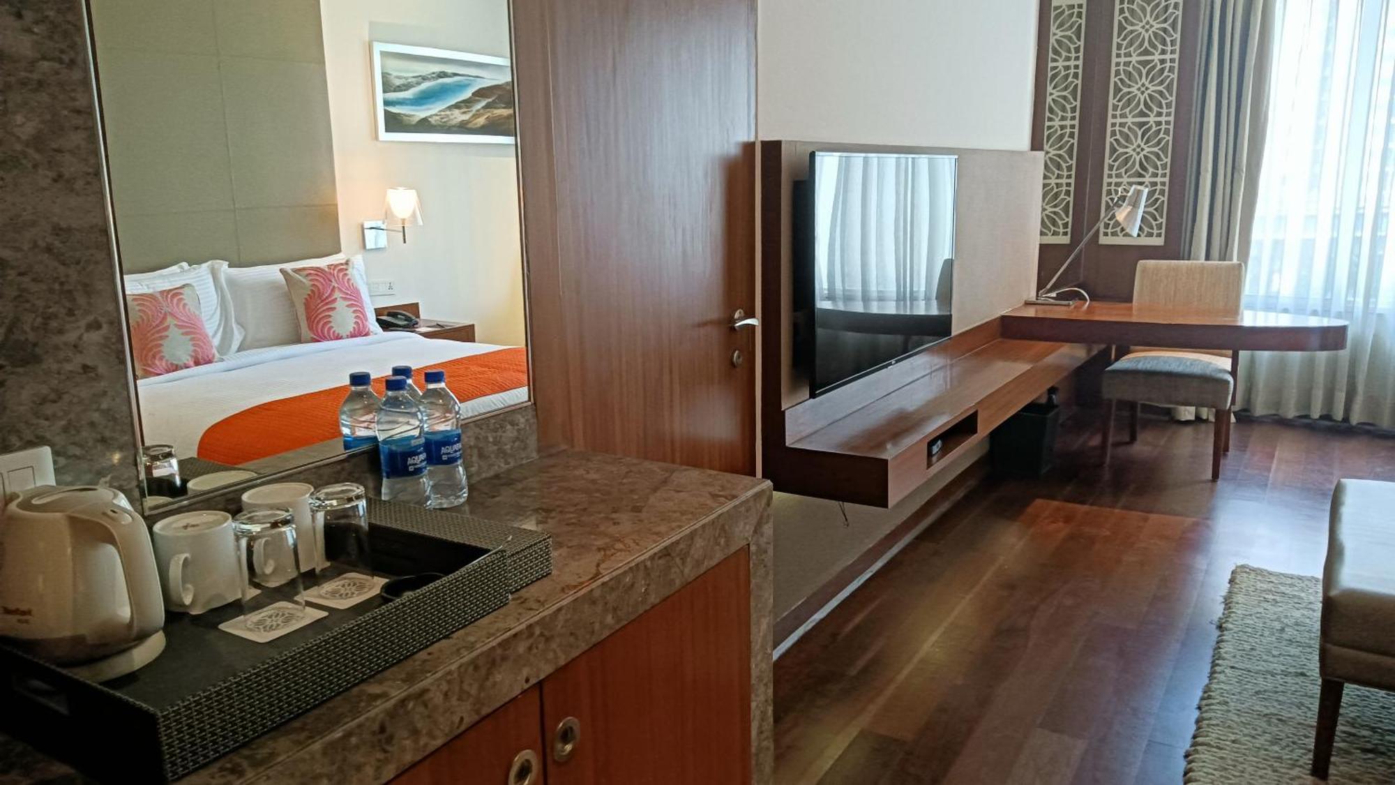 The Anya Hotel-Golf Course Road Гургаон Екстериор снимка