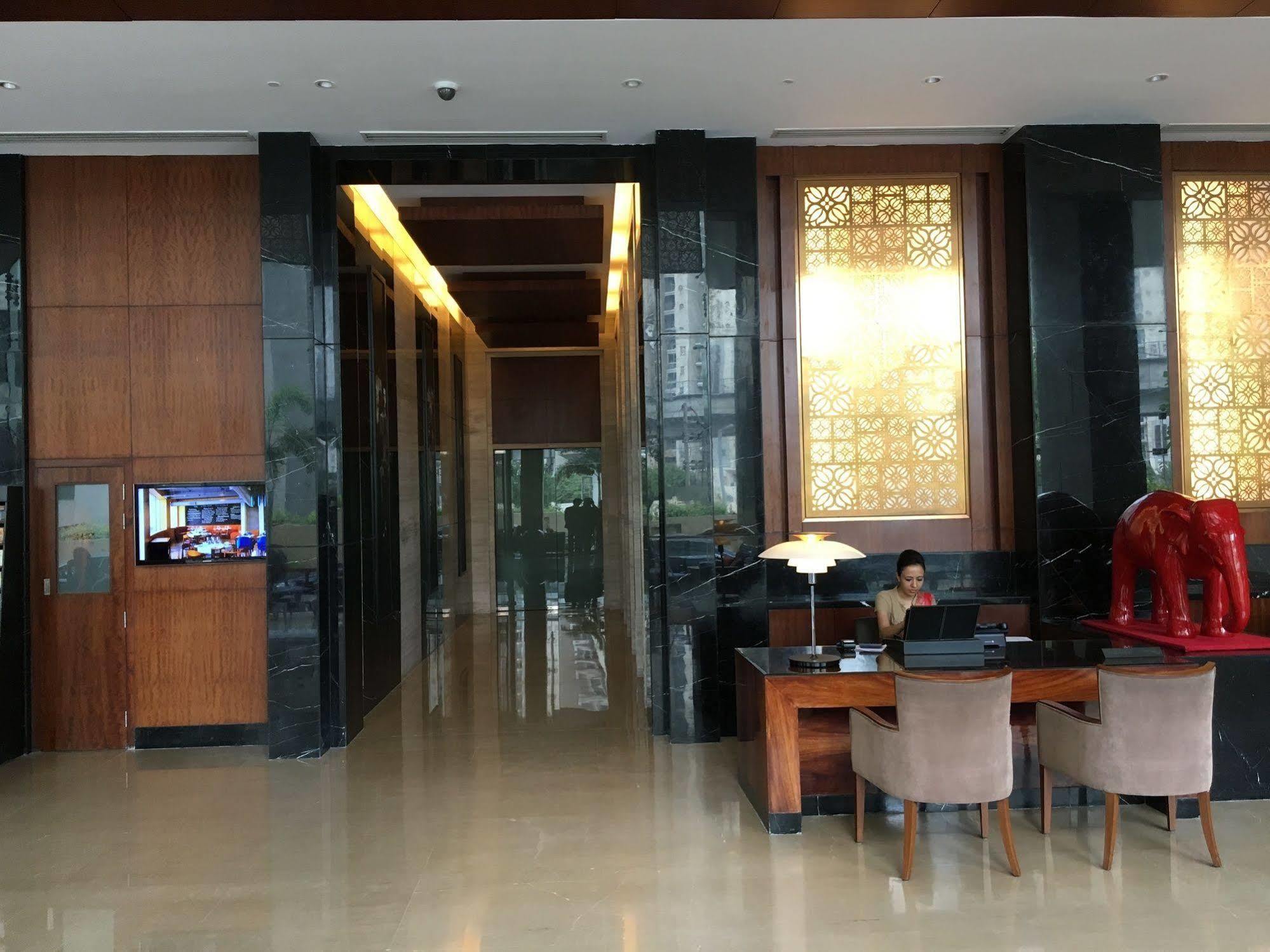 The Anya Hotel-Golf Course Road Гургаон Екстериор снимка