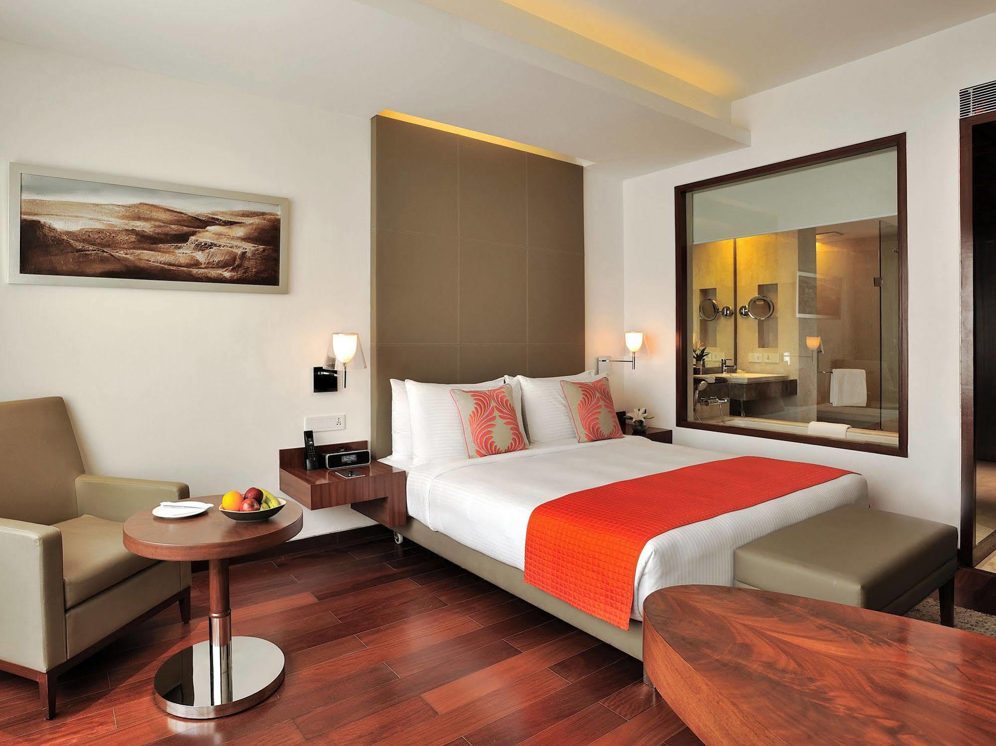 The Anya Hotel-Golf Course Road Гургаон Екстериор снимка
