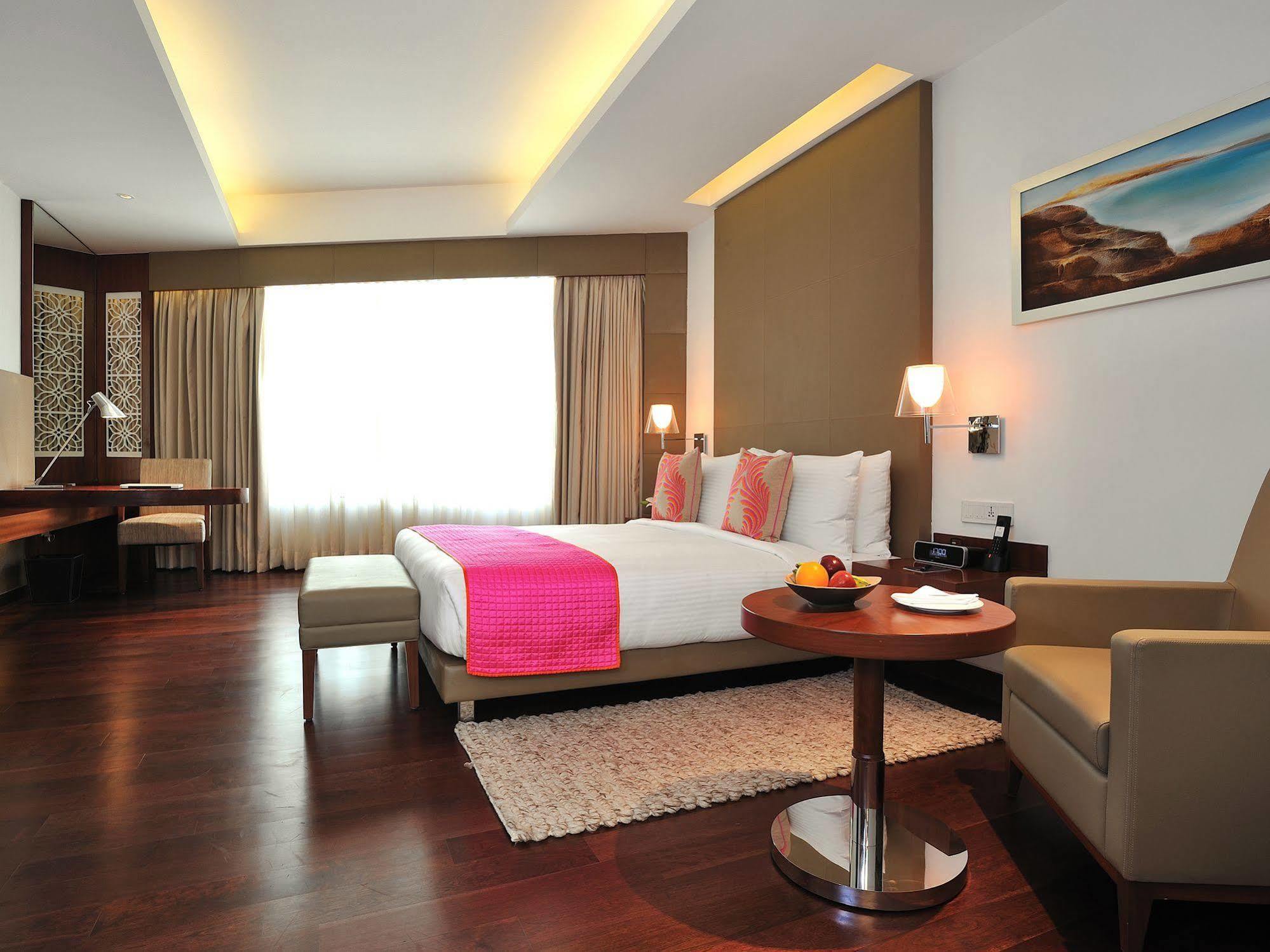 The Anya Hotel-Golf Course Road Гургаон Екстериор снимка