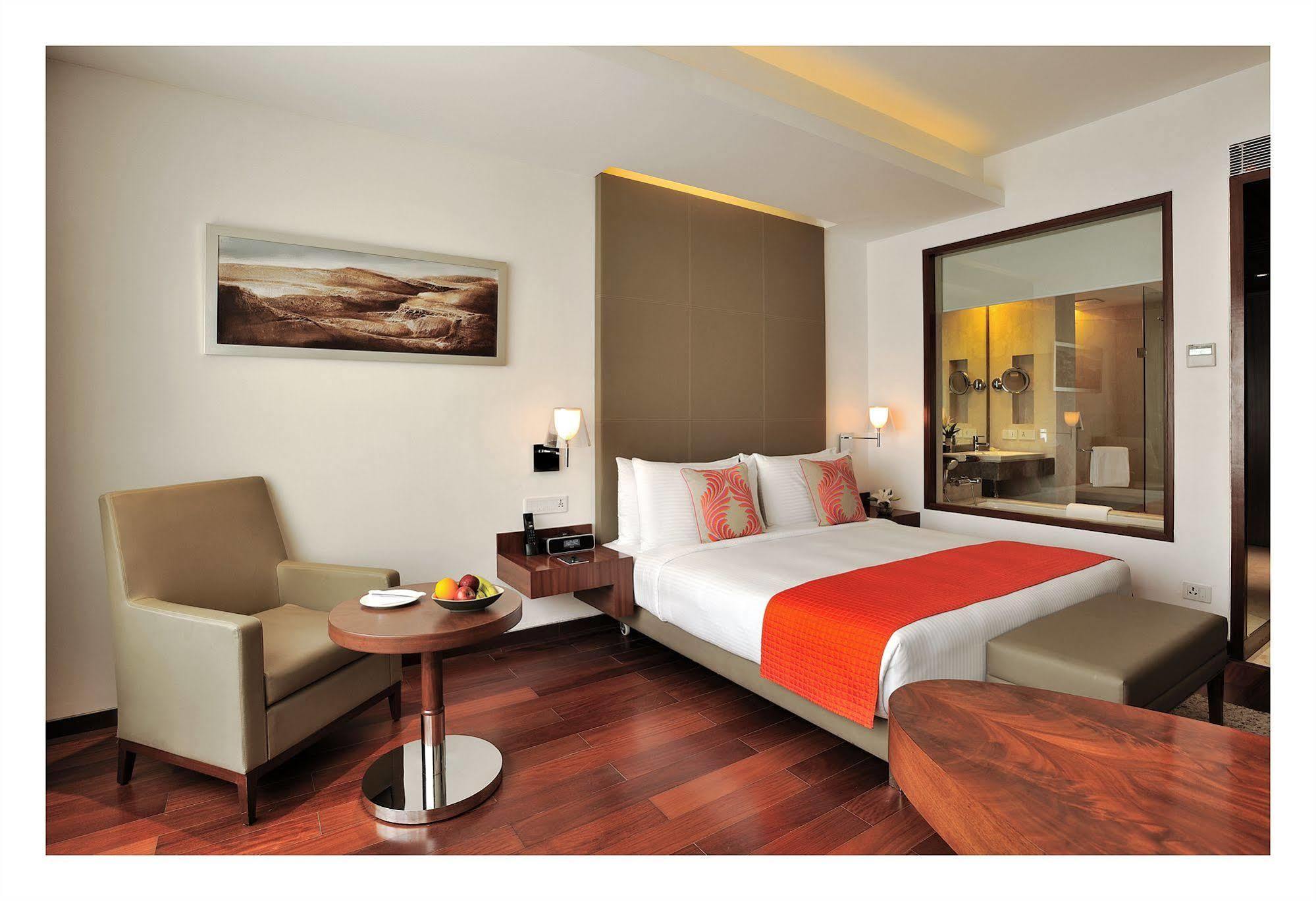 The Anya Hotel-Golf Course Road Гургаон Екстериор снимка