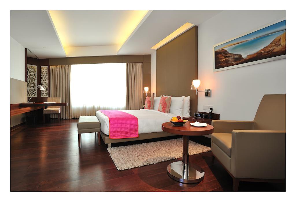 The Anya Hotel-Golf Course Road Гургаон Екстериор снимка